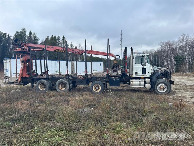 Mack CV713 8x4 Self-Loading Log Truck Mafsalli yükleyiciler
