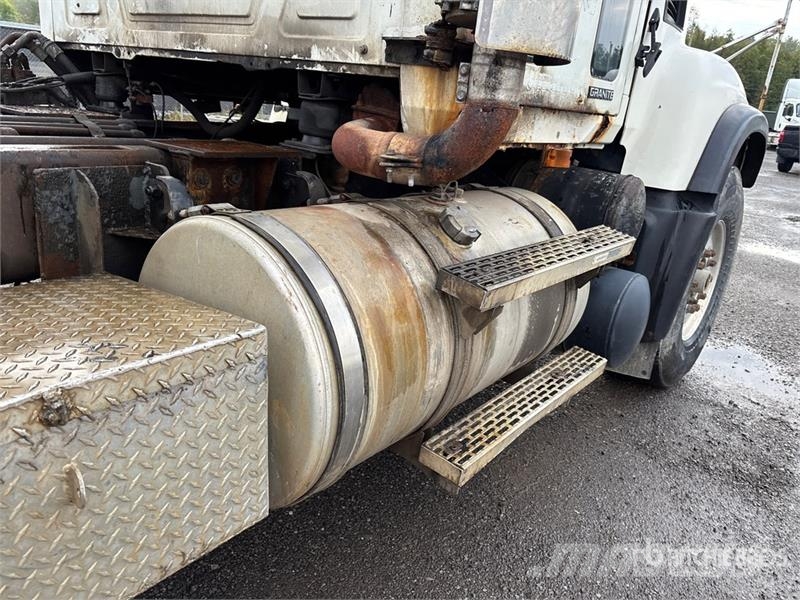 Mack CV713 Granite 6x4 Roll-Off Truck Skip loader