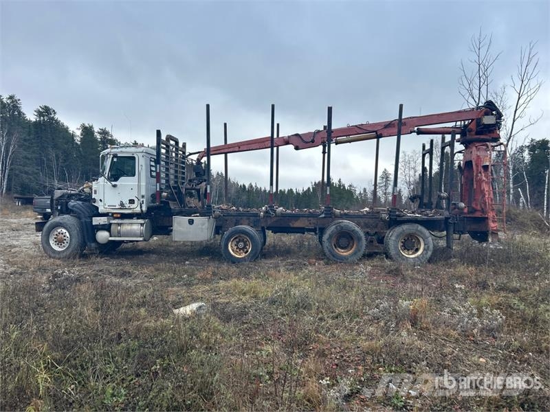 Mack CV713 Granite 8x4 Self-Loading Log Truck 木材トラック