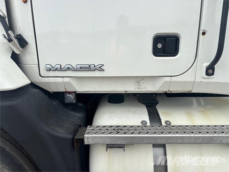 Mack CXU600 Autotractoare