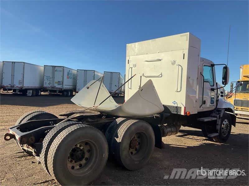 Mack CXU600 牵引车