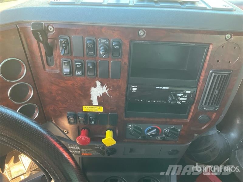 Mack CXU600 牵引车