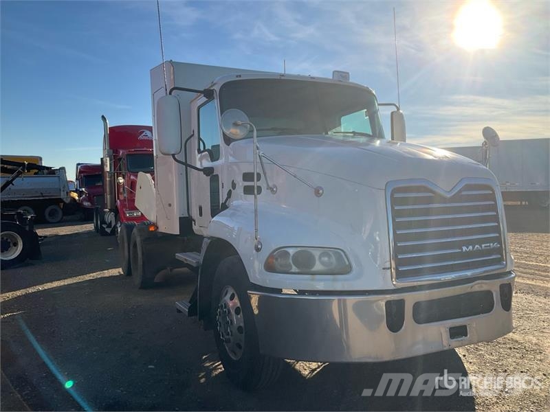 Mack CXU600 牵引车