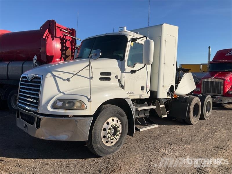 Mack CXU600 牵引车