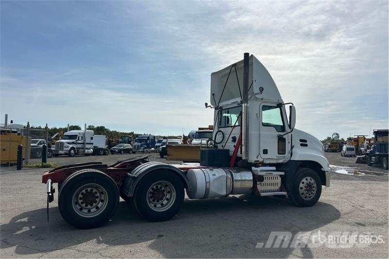 Mack CXU613 Trekkers