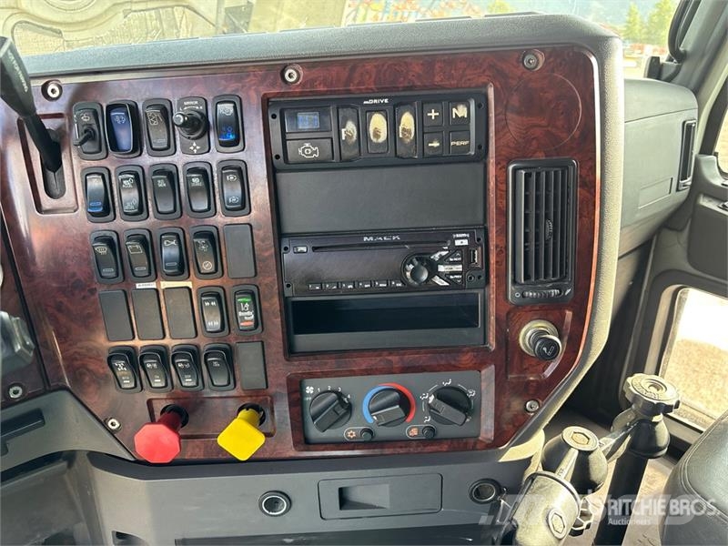 Mack CXU613 Vlačilci