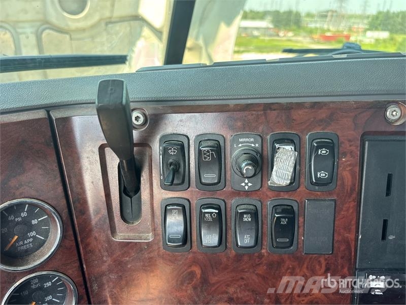Mack CXU613 Truck Tractor Units