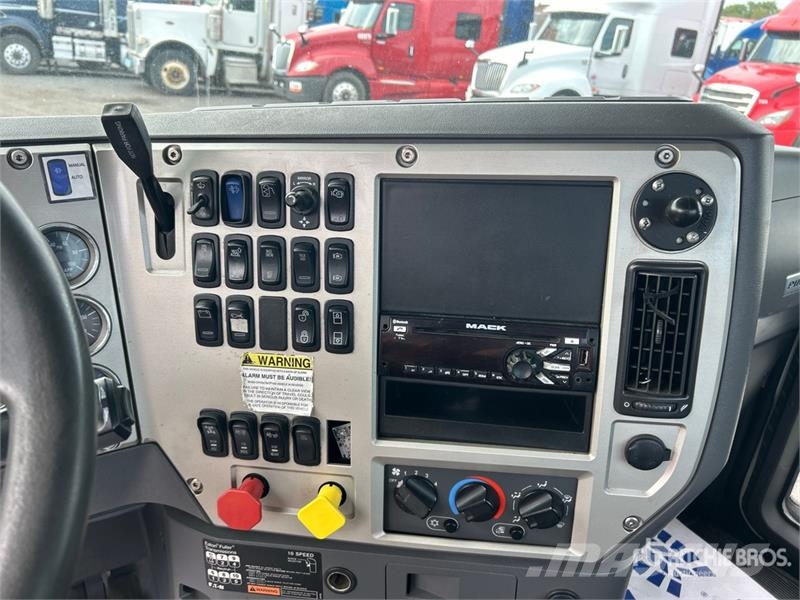 Mack CXU613 Vlačilci
