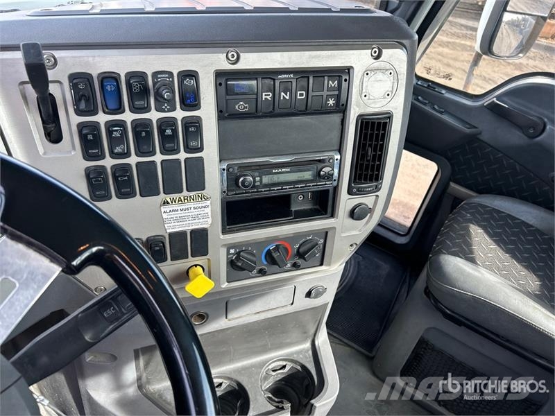 Mack CXU613 Trekkers