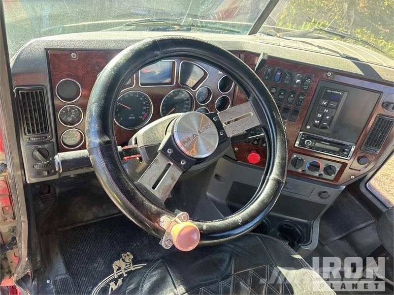 Mack CXU613 Тягачі