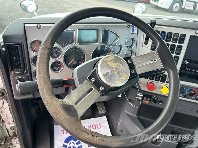 Mack CXU613 Vlačilci