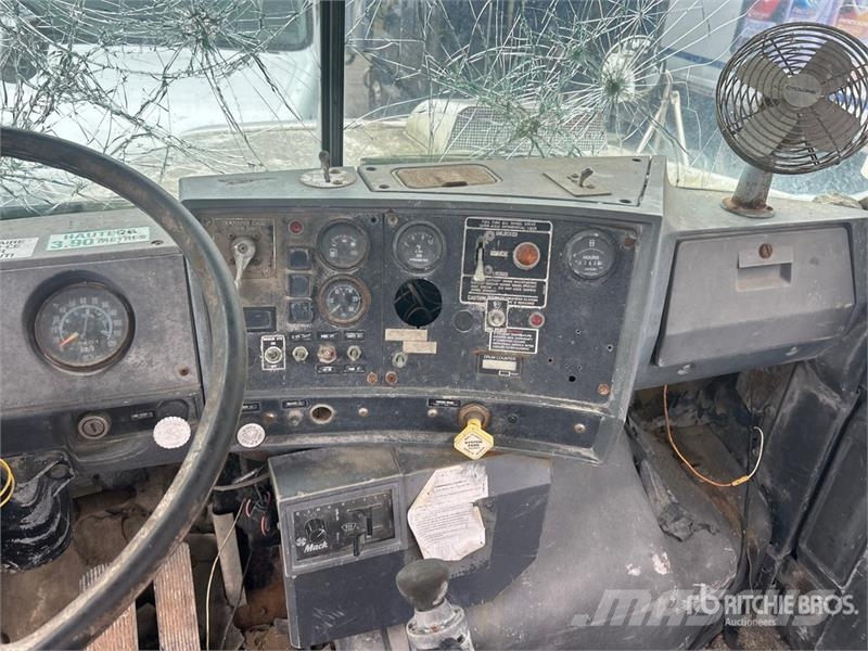 Mack DMM6866EX 6x6 Cab and Chassis (Inoperable) كابينة والداخلية