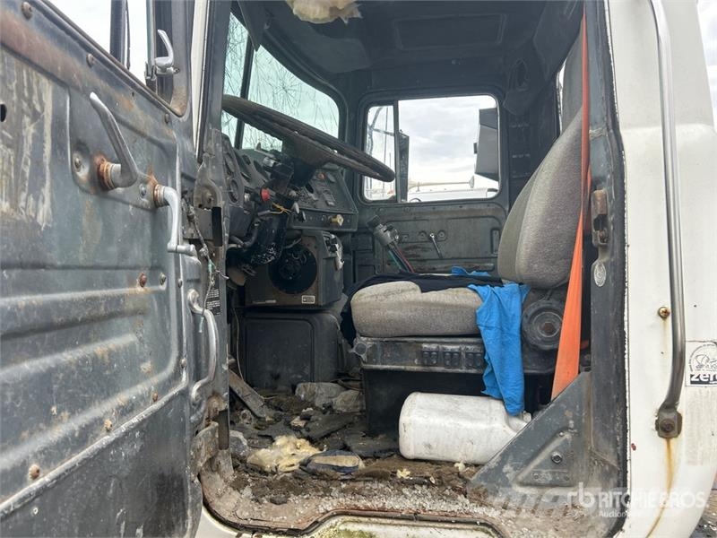 Mack DMM6866EX 6x6 Cab and Chassis (Inoperable) كابينة والداخلية