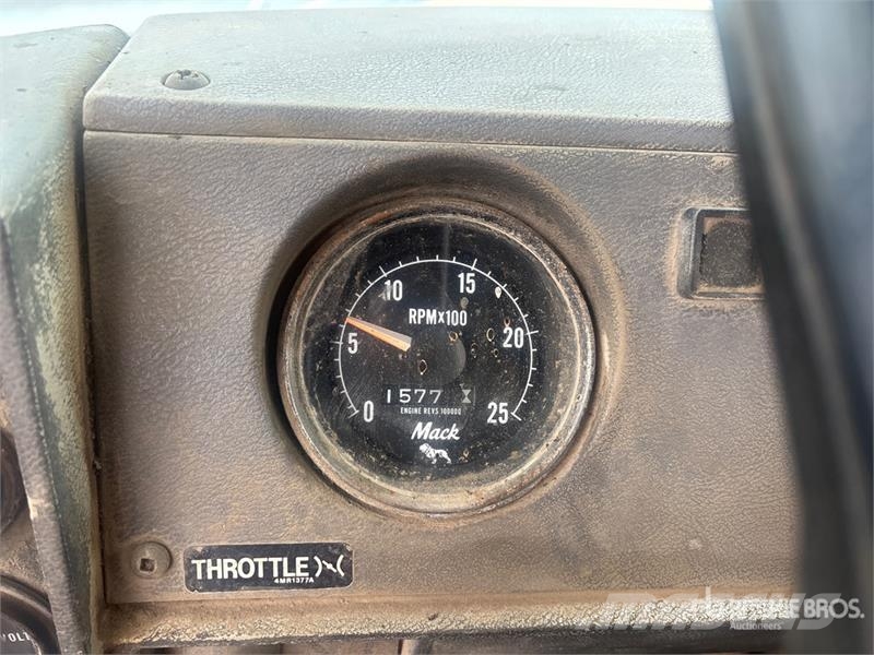 Mack DMM6906EX 6x6 Off-Highway T/A Dump Truck Lastbiler med tip