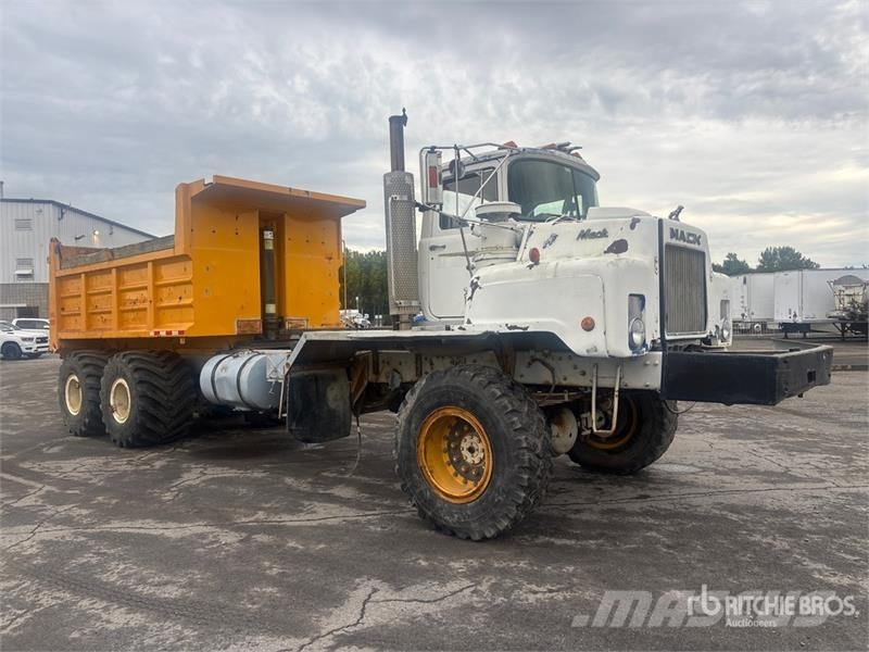 Mack DMM6906EX 6x6 Off-Highway T/A Dump Truck Lastbiler med tip
