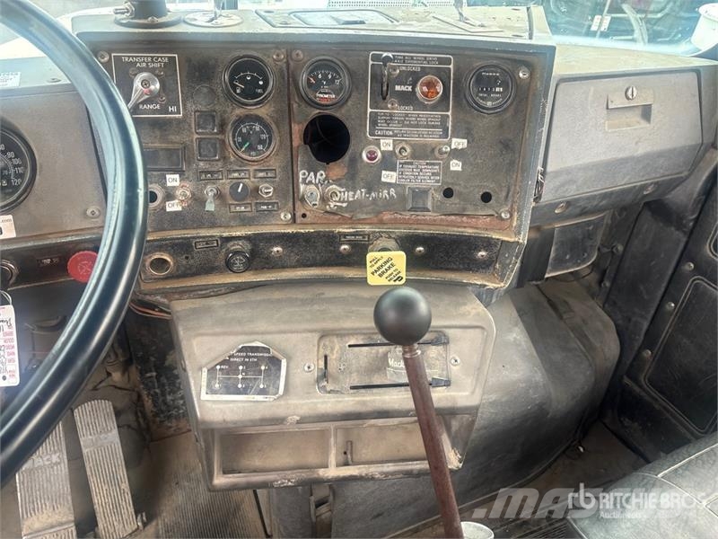 Mack DMM6906EX 6x6 Off-Highway T/A Dump Truck Lastbiler med tip