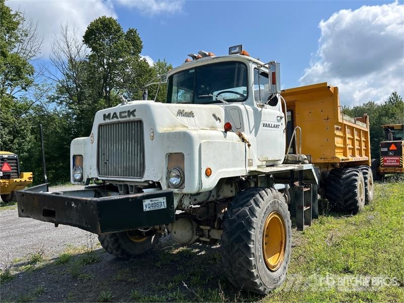 Mack DMM6906EX 6x6 Off-Highway T/A Dump Truck 傾卸式卡車