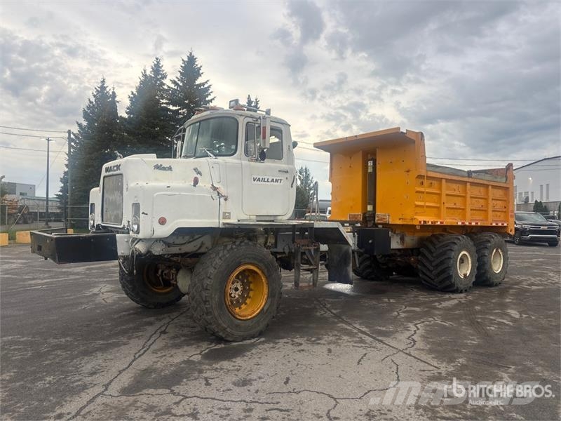 Mack DMM6906EX 6x6 Off-Highway T/A Dump Truck Lastbiler med tip