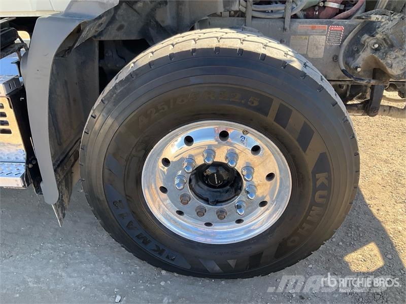 Mack GR64B 6x4 Roll-Off Truck Camion con cassone scarrabile