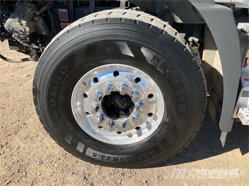 Mack GR64B 6x4 Roll-Off Truck Camion con cassone scarrabile
