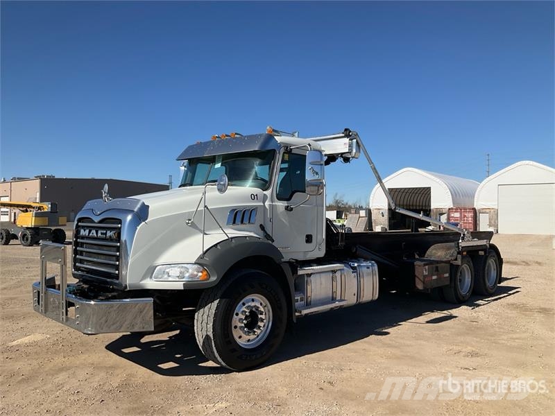 Mack GR64B 6x4 Roll-Off Truck Camion con cassone scarrabile