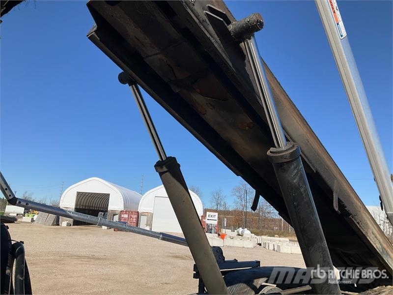 Mack GR64B 6x4 Roll-Off Truck Camion con cassone scarrabile