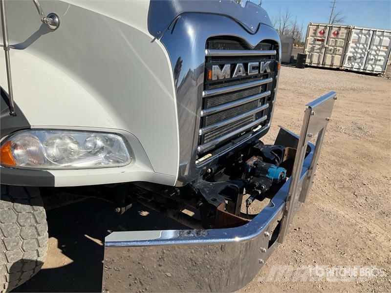 Mack GR64B 6x4 Roll-Off Truck Camion con cassone scarrabile