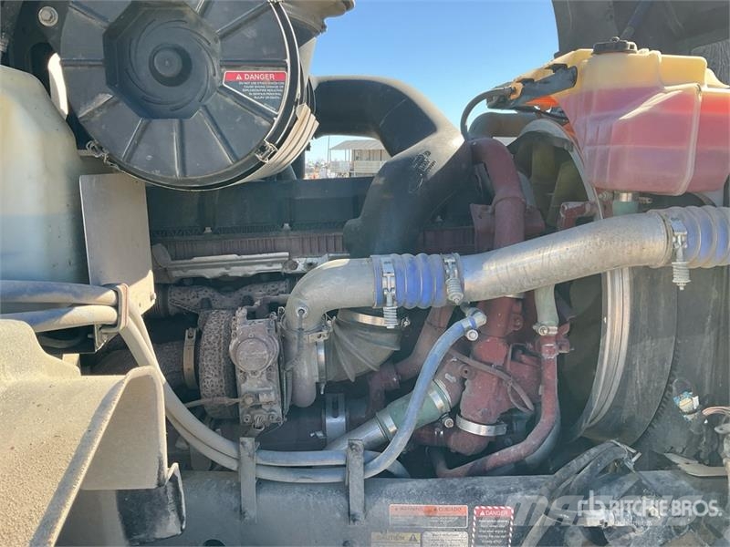 Mack GR64B 6x4 Roll-Off Truck Camion con cassone scarrabile