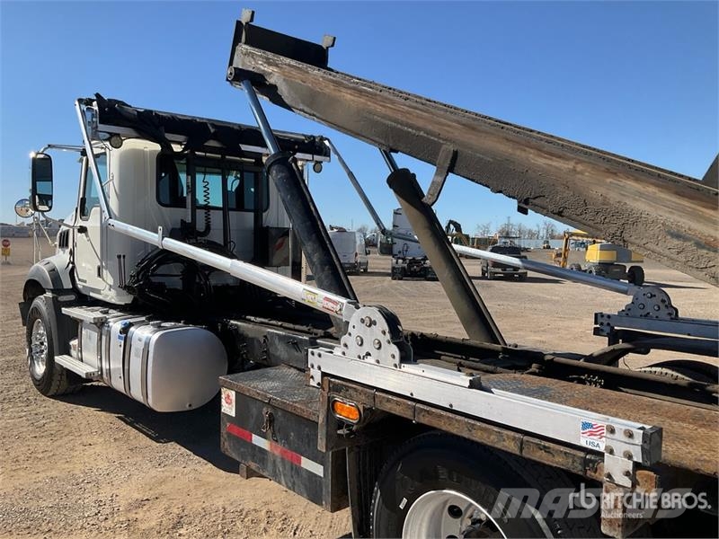 Mack GR64B 6x4 Roll-Off Truck Camion con cassone scarrabile