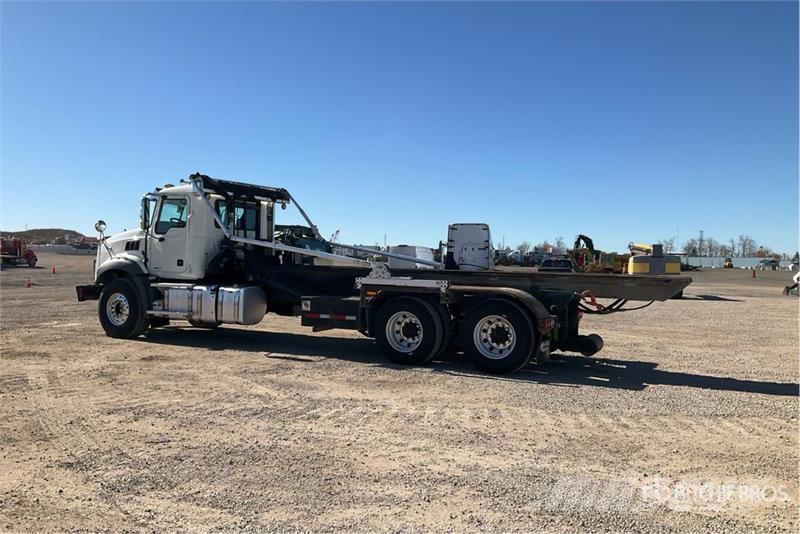 Mack GR64B 6x4 Roll-Off Truck Camion con cassone scarrabile