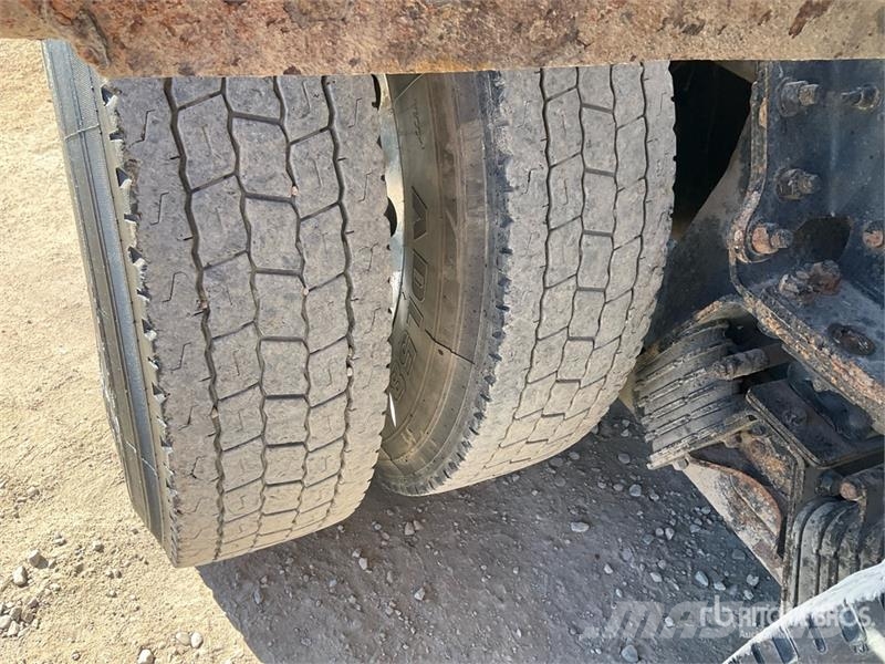 Mack GR64B 6x4 Roll-Off Truck Camion con cassone scarrabile