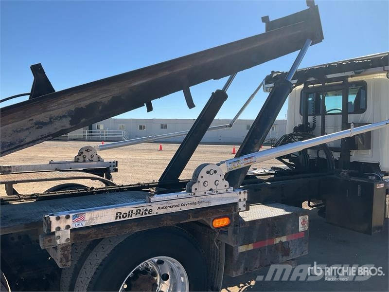 Mack GR64B 6x4 Roll-Off Truck Camion con cassone scarrabile