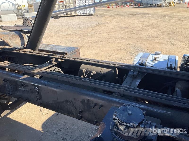 Mack GR64B 6x4 Roll-Off Truck Camion con cassone scarrabile