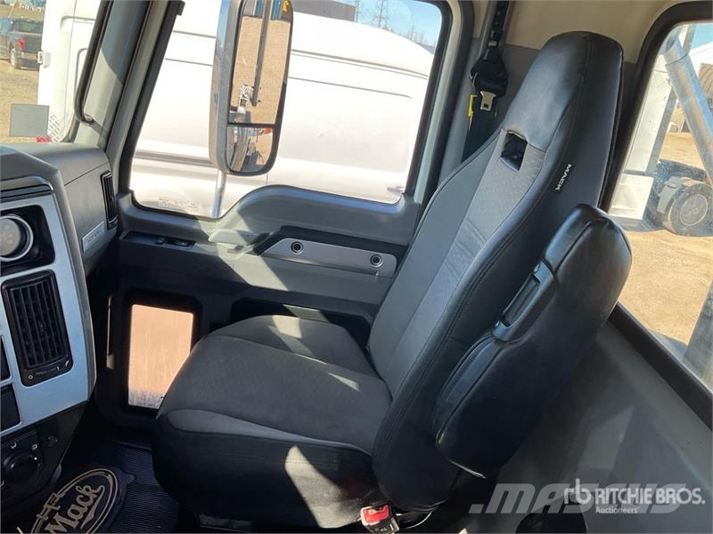 Mack GR64B 6x4 Roll-Off Truck Camion con cassone scarrabile