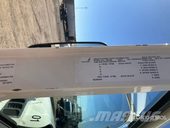 Mack GR64B 6x4 Roll-Off Truck Camion con cassone scarrabile