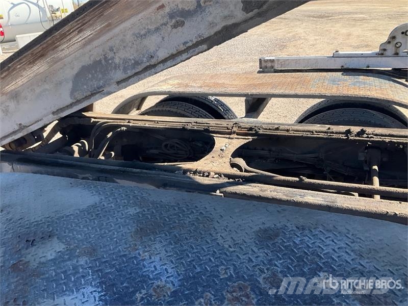 Mack GR64B 6x4 Roll-Off Truck Camion con cassone scarrabile