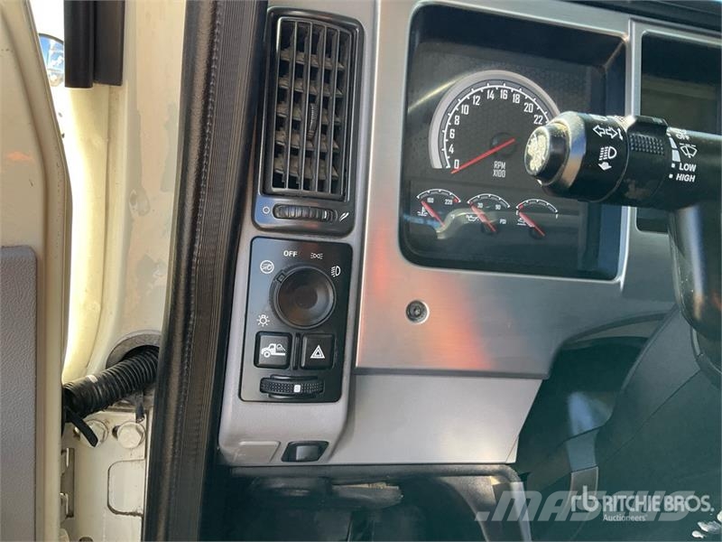 Mack GR64B 6x4 Roll-Off Truck Camion con cassone scarrabile
