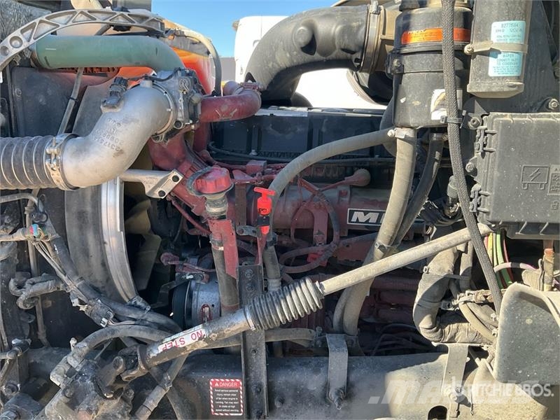 Mack GR64B 6x4 Roll-Off Truck Camion con cassone scarrabile