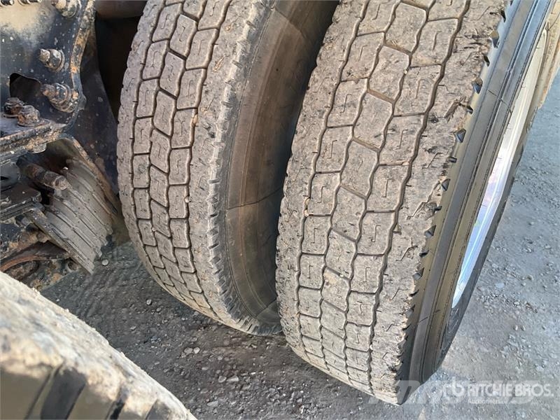 Mack GR64B 6x4 Roll-Off Truck Camion con cassone scarrabile