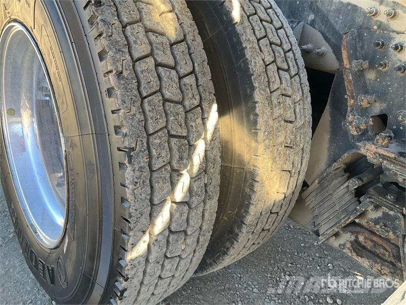 Mack GR64B 6x4 Roll-Off Truck Camion con cassone scarrabile