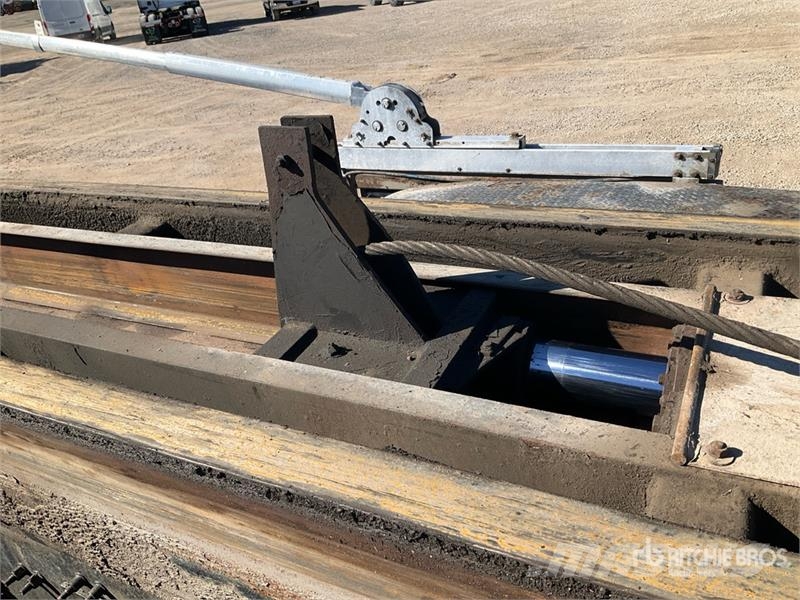 Mack GR64B 6x4 Roll-Off Truck Camion con cassone scarrabile