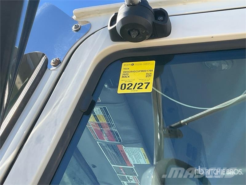 Mack GR64B 6x4 Roll-Off Truck Camion con cassone scarrabile