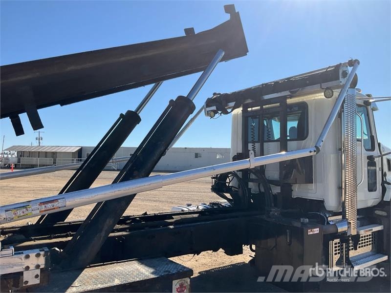 Mack GR64B 6x4 Roll-Off Truck Camion con cassone scarrabile