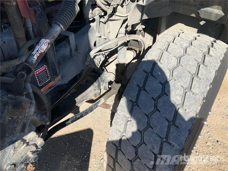 Mack GR64B 6x4 Roll-Off Truck Camion con cassone scarrabile
