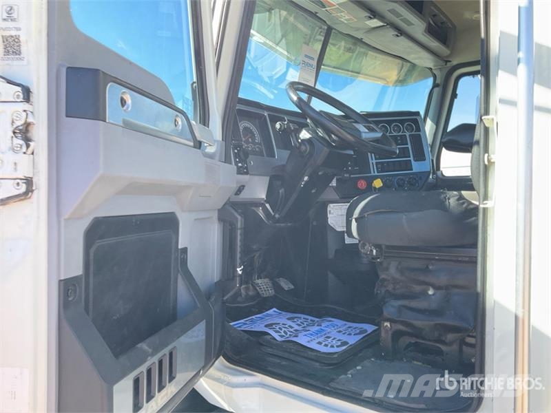 Mack GR64B 6x4 Roll-Off Truck Camion con cassone scarrabile
