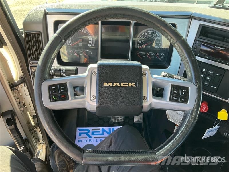 Mack GR64B 6x4 Roll-Off Truck Camion con cassone scarrabile