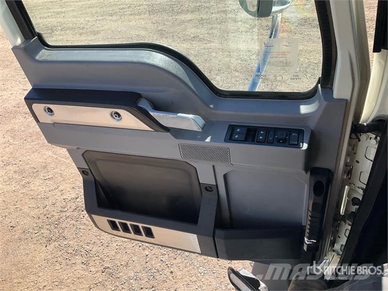 Mack GR64B 6x4 Roll-Off Truck Camion con cassone scarrabile