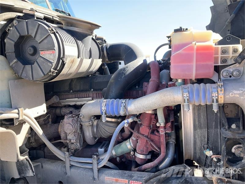 Mack GR64B 6x4 Roll-Off Truck Camion con cassone scarrabile