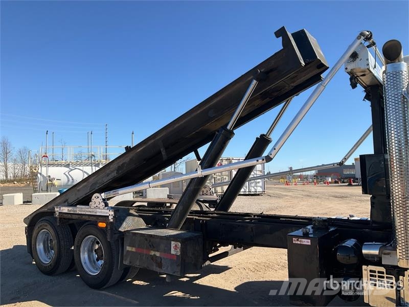Mack GR64B 6x4 Roll-Off Truck Camion con cassone scarrabile