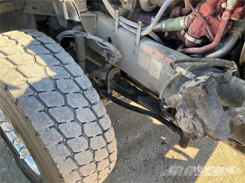 Mack GR64B 6x4 Roll-Off Truck Camion con cassone scarrabile
